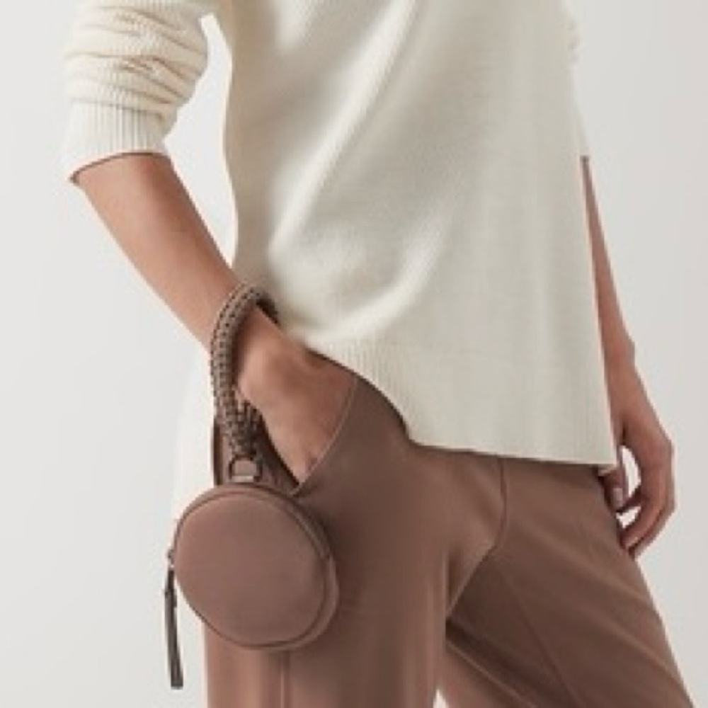 ✨LAST CHANCE✨ Athleta Revive Circle Wallet